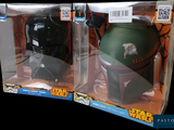 deux casques de Boba Fett de Star Wars, dans leur boîte d'origine
