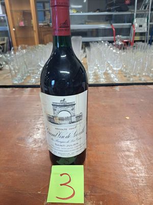 une bouteille de vin posée sur une table, avec une étiquette de prix dessus
