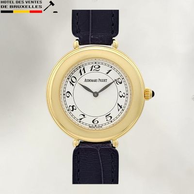 une image d'une montre en gros plan sur fond blanc