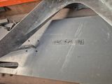 un objet métallique posé sur une table