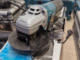 une machine posée sur une table dans une pièce