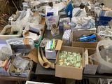 de nombreuses boîtes d'objets assortis posées sur une table