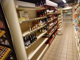 de nombreux rayons du magasin regorgent de différentes sortes d'alcool
