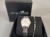 une montre et un bracelet dans un coffret posé sur une table