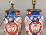 paire de lampes en forme de vases chinois ornées de motifs rouges et bleus