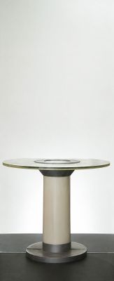 une image représentant une table avec un plateau en verre posée sur une surface noire