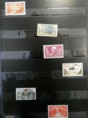 une collection de timbres exposée sur une étagère dans une pièce