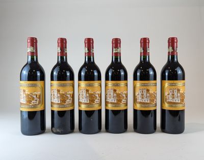 six bouteilles de vin rouge alignées