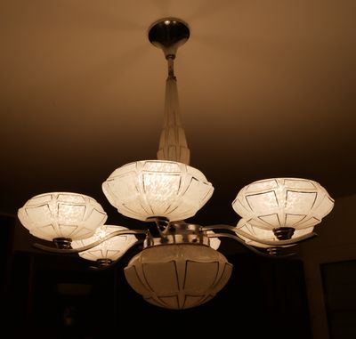 un lustre suspendu au plafond