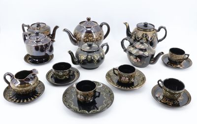 tout un tas de théières et de tasses différentes sur la table