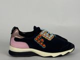 une chaussure noire et rose avec des fleurs sur le côté