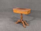 une image d'une petite table avec un plateau en bois