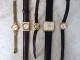 Quatre types de montres différents sont alignés sur une table