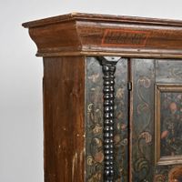 Bonnetière en pin laqué polychrome ouvrant par un vantail à … (photo 2)