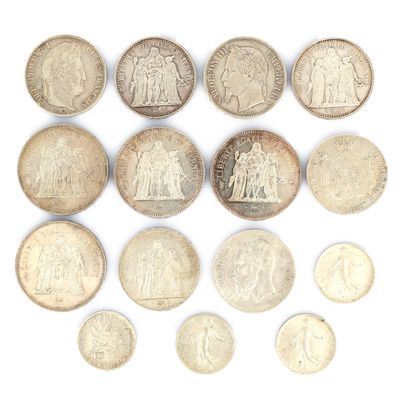 une image d'une collection de pièces de monnaie anciennes sur une surface blanche
