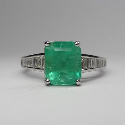 Bague en or blanc sertie d'une emeraude style Art Deco taill…