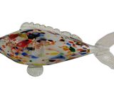 figurine de poisson en verre multicolore sur fond blanc