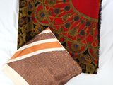 une couverture et un oreiller posés ensemble sur un lit