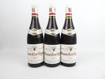 trois bouteilles de vin posées les unes à côté des autres sur une surface blanche