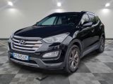 un 4x4 noir garé dans un garage au sol en damier