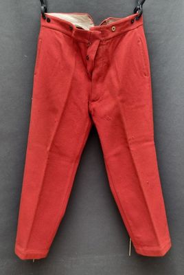 un pantalon rouge suspendu à un cintre