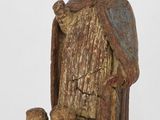 une vieille statue représentant un homme avec un enfant et un chien