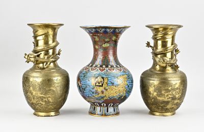 trois vases posés l'un à côté de l'autre sur une surface blanche