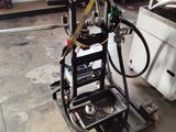 une machine posée sur un chariot dans un garage