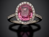 une bague en tourmaline rose et diamant