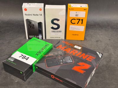 trois boîtes de téléphones portables posées les unes à côté des autres sur une table