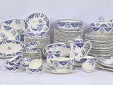 une photo d'une collection de porcelaine bleue et blanche
