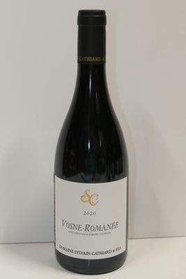 une bouteille de vin posée sur une table