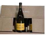 deux bouteilles de vin dans une boîte en carton posée sur une table