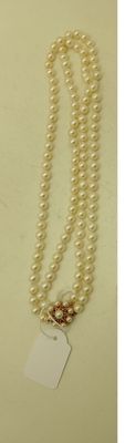 un gros plan d'un collier de perles muni d'une étiquette