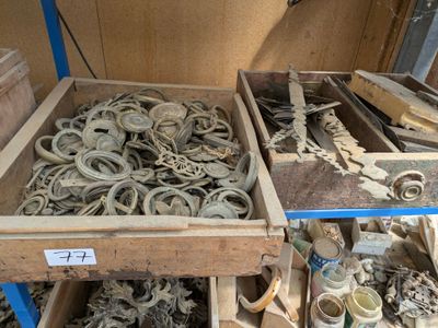 deux caisses en bois remplies d'objets divers dans une pièce