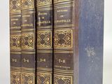 un ensemble de trois livres superposés