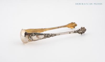 une paire de cuillères anciennes en argent sur fond blanc