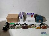 plusieurs bouteilles d'alcool et un paquet de cigarettes