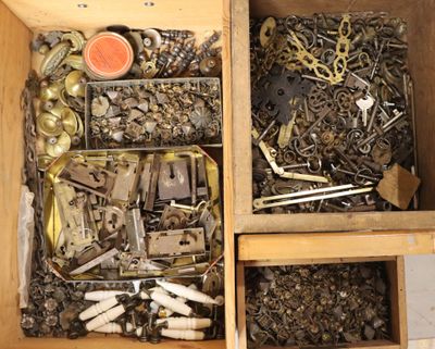 une boîte en bois remplie d'objets métalliques divers