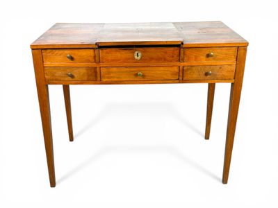 COIFFEUSE en bois de noyer ouvrant par deux tiroirs en ceint…