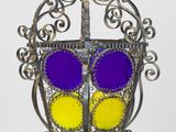 un gros plan d'un luminaire en métal orné de verre coloré