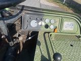 un gros plan du tableau de bord d'un véhicule militaire