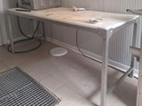 un micro-ondes posé sur une table dans une cuisine