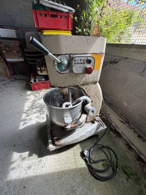 une machine posée sur le sol à côté d'un mur