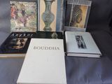 Plusieurs livres sont posés sur une table recouverte d'une nappe bleue.