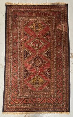 un vieux tapis accroché au mur d'une pièce