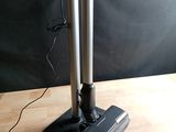 une lampe posée sur une table en bois