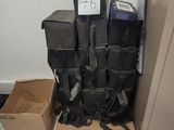 une pile de bagages posée par terre près d'un mur