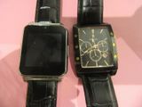 deux montres posées l'une à côté de l'autre sur une surface rose