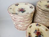plusieurs assiettes empilées sur une table
